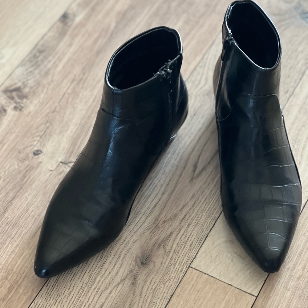 Women’s Who What Wear Black Croc-Embossed Pointed Toe Ankle Boots Size 7.5